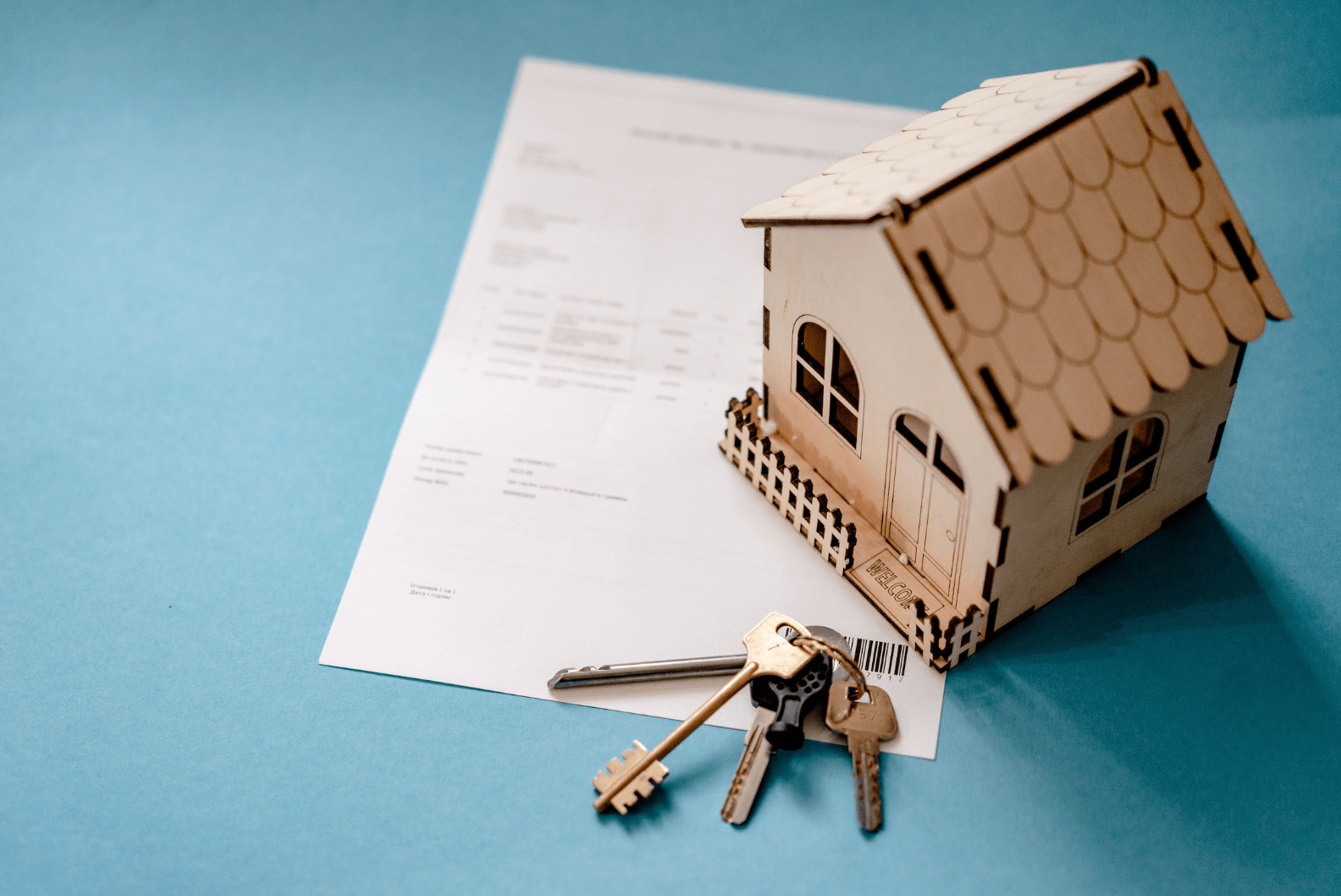 rental agreement document and house keys